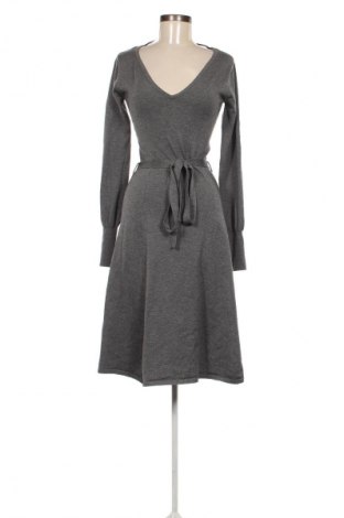 Kleid Calliope, Größe M, Farbe Grau, Preis 10,29 €