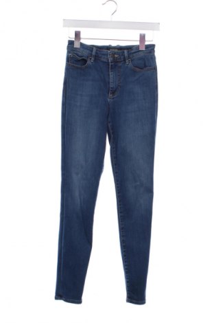 Дамски дънки Guess, Размер XS, Цвят Син, Цена 75,00 лв.