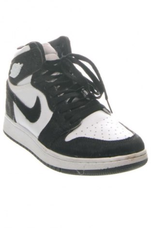 Дамски обувки Air Jordan Nike, Размер 38, Цвят Многоцветен, Цена 116,00 лв.
