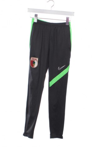 Παιδική κάτω φόρμα Nike, Μέγεθος 11-12y/ 152-158 εκ., Χρώμα Πολύχρωμο, Τιμή 17,00 €