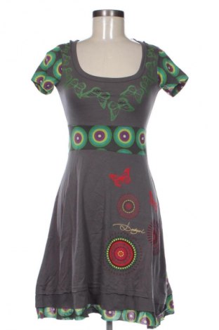 Рокля Desigual, Размер XS, Цвят Многоцветен, Цена 221,35 лв.
