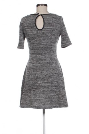 Рокля H&M Divided, Размер M, Цвят Многоцветен, Цена 29,33 лв.