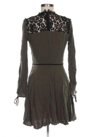 Kleid Review, Größe M, Farbe Grün, Preis € 33,99