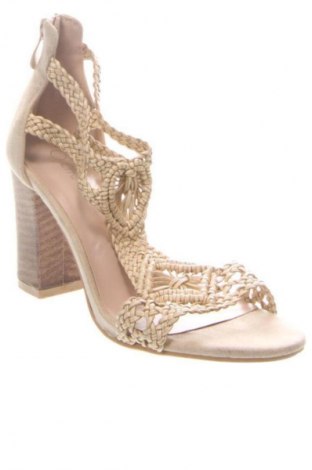 Сандали Chc Shoes, Размер 36, Цвят Бежов, Цена 31,99 лв.