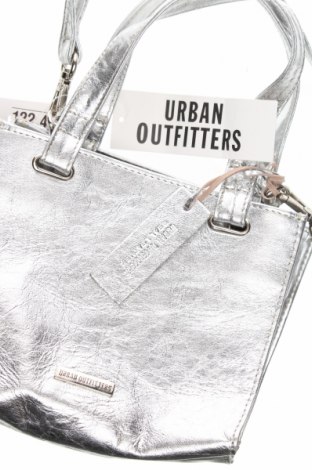 Дамска чанта Urban Outfitters, Цвят Сребрист, Цена 117,00 лв.