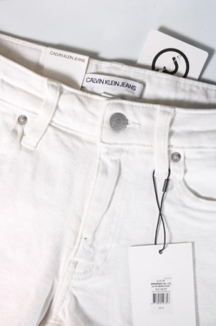 Γυναικείο κοντό παντελόνι Calvin Klein Jeans, Μέγεθος S, Χρώμα Λευκό, Τιμή 19,99 €