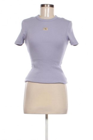 Γυναικείο t-shirt Calvin Klein Jeans, Μέγεθος XS, Χρώμα Βιολετί, Τιμή 50,99 €