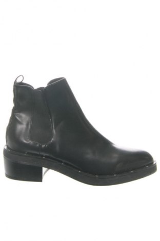Botine de damă Bershka, Mărime 38, Culoare Negru, Preț 126,00 Lei