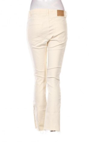 Damen Jeans Bershka, Größe M, Farbe Ecru, Preis 14,77 €