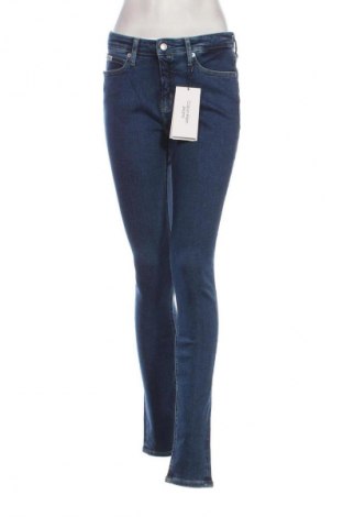 Дамски дънки Calvin Klein Jeans, Размер L, Цвят Син, Цена 169,99 лв.