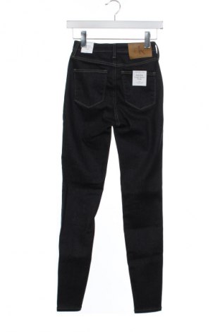 Дамски дънки Calvin Klein Jeans, Размер XS, Цвят Син, Цена 204,99 лв.