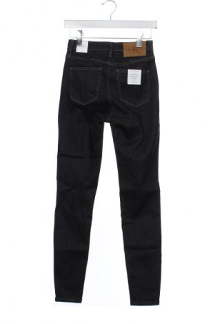 Дамски дънки Calvin Klein Jeans, Размер M, Цвят Син, Цена 204,99 лв.