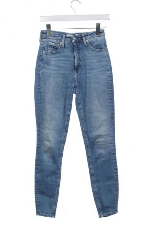 Дамски дънки Calvin Klein Jeans, Размер XS, Цвят Син, Цена 204,99 лв.