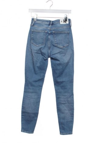 Дамски дънки Calvin Klein Jeans, Размер XS, Цвят Син, Цена 204,99 лв.