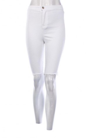 Pantaloni scurți de femei Stradivarius, Mărime S, Culoare Alb, Preț 50,00 Lei