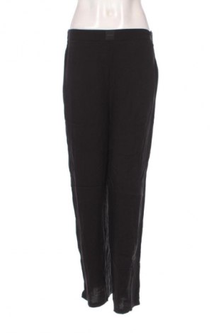 Piżama
 Calvin Klein, Rozmiar S, Kolor Czarny, Cena 302,99 zł