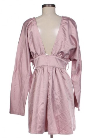 Kleid Pretty Little Thing, Größe L, Farbe Aschrosa, Preis € 27,70
