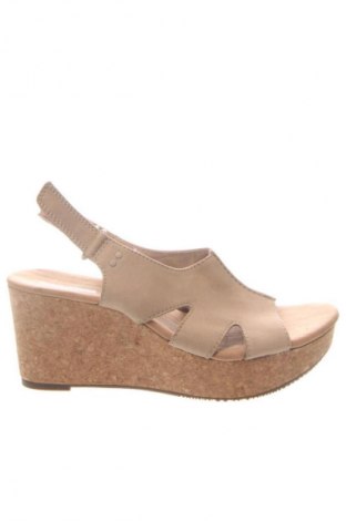 Сандали Clarks, Размер 39, Цвят Бежов, Цена 93,99 лв.
