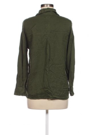 Дамска риза Bershka, Размер XS, Цвят Зелен, Цена 3,75 лв.