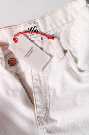 Дамски къс панталон BDG, Размер S, Цвят Бял, Цена 9,36 лв.