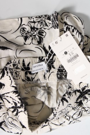 Γυναικείο κοντό παντελόνι Bershka, Μέγεθος S, Χρώμα Λευκό, Τιμή 15,98 €