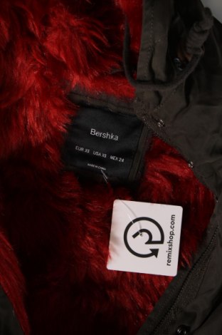 Дамско яке Bershka, Размер XS, Цвят Зелен, Цена 17,40 лв.