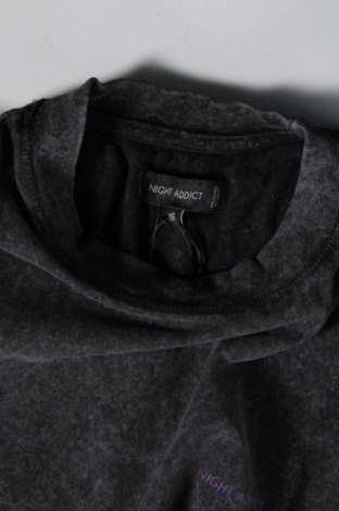 Ανδρικό t-shirt NIGHT ADDICT, Μέγεθος XS, Χρώμα Γκρί, Τιμή 14,95 €