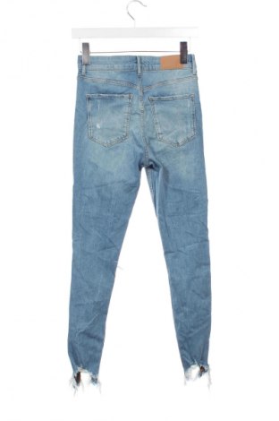 Damskie jeansy Bershka, Rozmiar XS, Kolor Niebieski, Cena 36,99 zł