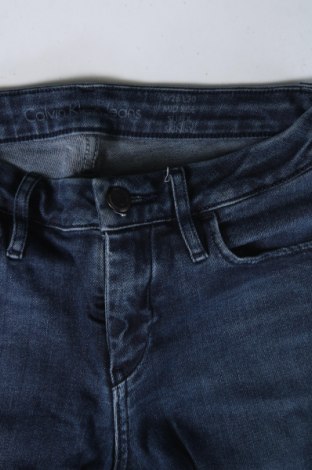 Дамски дънки Calvin Klein Jeans, Размер S, Цвят Син, Цена 68,00 лв.