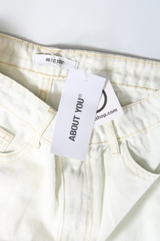 Pantaloni scurți de femei About You, Mărime S, Culoare Ecru, Preț 50,99 Lei