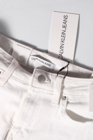 Γυναικείο κοντό παντελόνι Calvin Klein Jeans, Μέγεθος XS, Χρώμα Λευκό, Τιμή 19,99 €