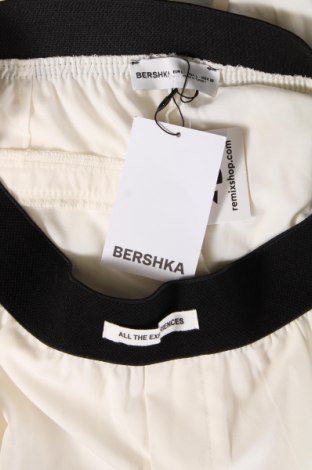 Дамски панталон Bershka, Размер L, Цвят Бял, Цена 46,00 лв.