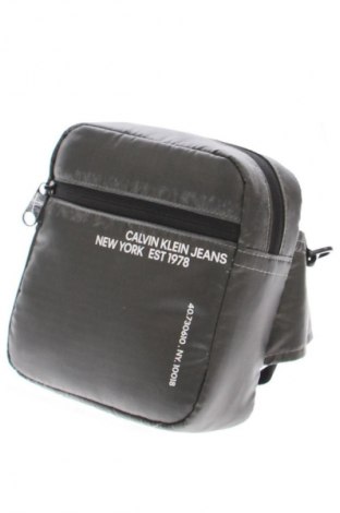 Tasche Calvin Klein Jeans, Farbe Grau, Preis € 61,99