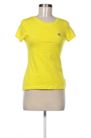Дамска тениска Calvin Klein Jeans, Размер XS, Цвят Жълт, Цена 34,00 лв.