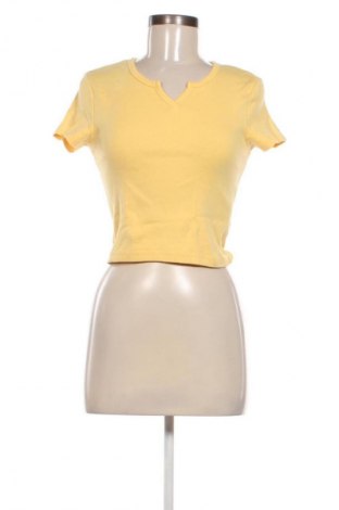 Γυναικείο t-shirt Fb Sister, Μέγεθος S, Χρώμα Κίτρινο, Τιμή 9,00 €