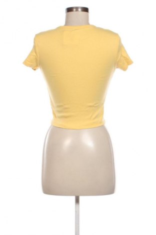 Γυναικείο t-shirt Fb Sister, Μέγεθος S, Χρώμα Κίτρινο, Τιμή 9,00 €