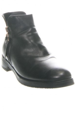 Damskie botki Clara Barson, Rozmiar 38, Kolor Czarny, Cena 157,99 zł