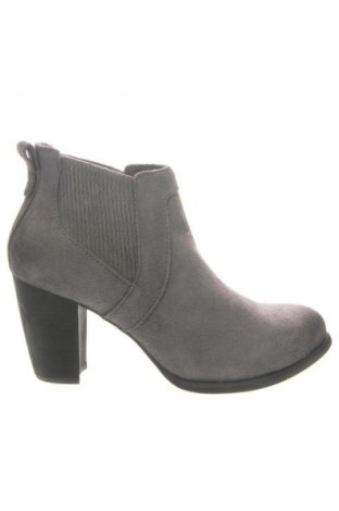 Дамски боти UGG Australia, Размер 41, Цвят Сив, Цена 388,36 лв.