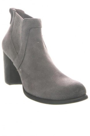 Дамски боти UGG Australia, Размер 41, Цвят Сив, Цена 388,36 лв.
