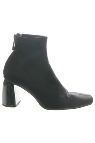 Дамски боти Zara, Размер 37, Цвят Черен, Цена 21,99 лв.