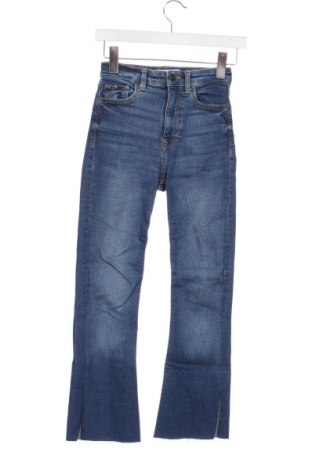 Damskie jeansy Bershka, Rozmiar XXS, Kolor Niebieski, Cena 66,67 zł