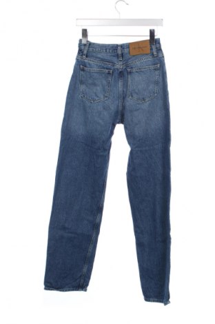 Дамски дънки Calvin Klein Jeans, Размер XS, Цвят Син, Цена 154,99 лв.
