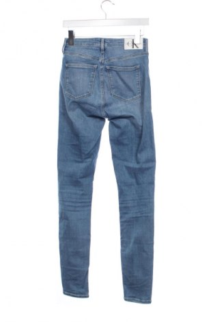 Дамски дънки Calvin Klein Jeans, Размер XS, Цвят Син, Цена 169,99 лв.