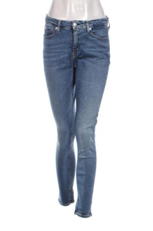 Дамски дънки Calvin Klein Jeans, Размер M, Цвят Син, Цена 98,99 лв.