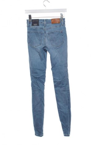 Дамски дънки Tommy Hilfiger, Размер XS, Цвят Син, Цена 189,99 лв.
