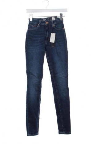 Дамски дънки Tommy Jeans, Размер XXS, Цвят Син, Цена 174,99 лв.