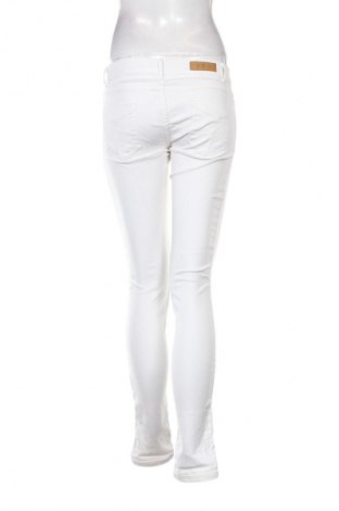 Дамски дънки Zara, Размер S, Цвят Бял, Цена 32,82 лв.