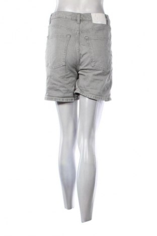 Pantaloni scurți de femei C&A, Mărime S, Culoare Gri, Preț 50,00 Lei