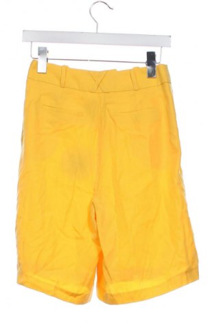 Pantaloni scurți de femei Naf Naf, Mărime XS, Culoare Galben, Preț 202,63 Lei