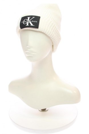 Шапка Calvin Klein Jeans, Цвят Екрю, Цена 49,99 лв.